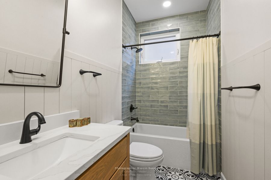 Small Bathroom With Bathtub