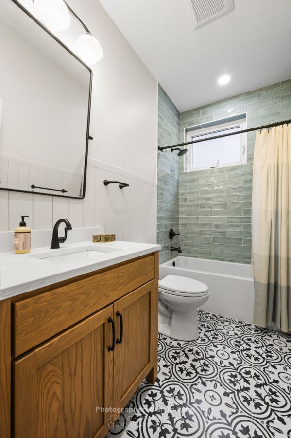 Small Bathroom With Bathtub