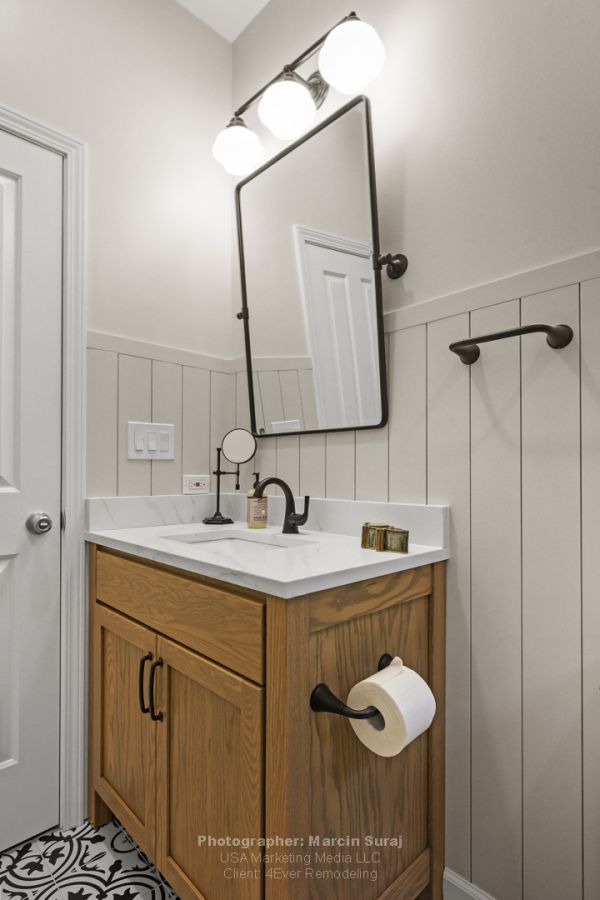 Small Bathroom With Bathtub