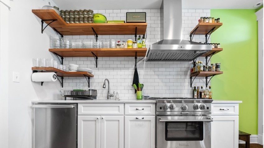 A modern kitchen in Arlington Heights, IL with open shelves