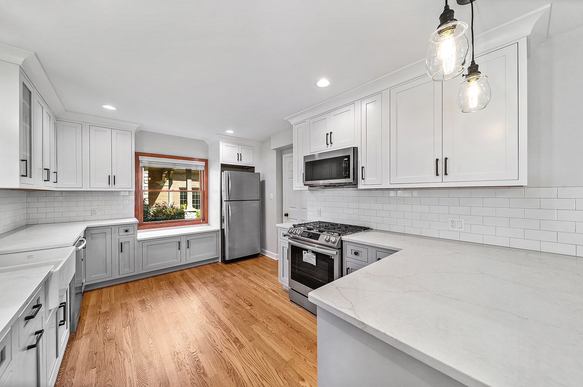 Downers Grove Kitchen Cabinets and White Countertops