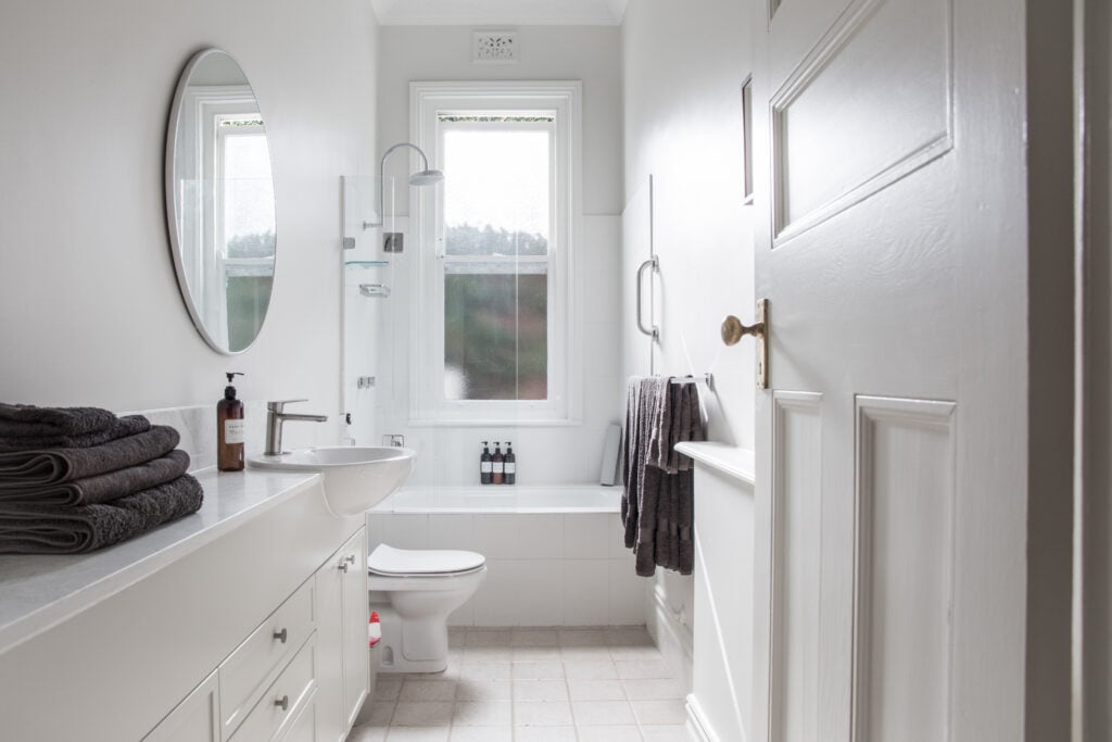 modern small white bathroom 